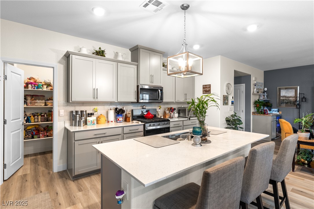 1981 Komodo Dragon Court