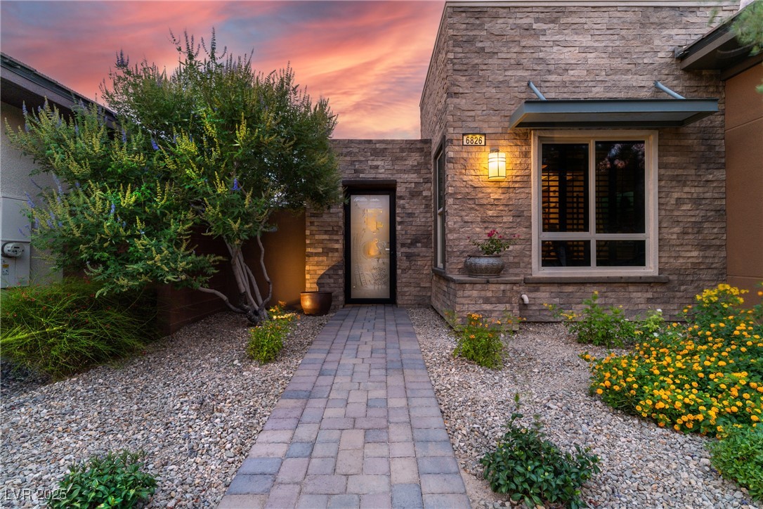 6826 Regency Crest Avenue