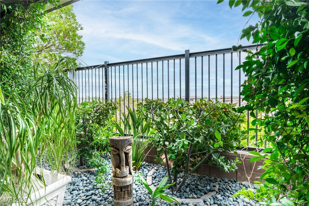 6826 Regency Crest Avenue