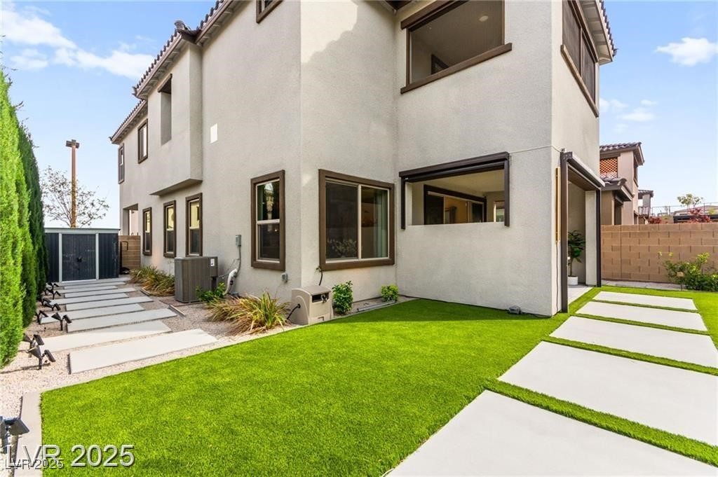 2407 Ridgeline Wash Street