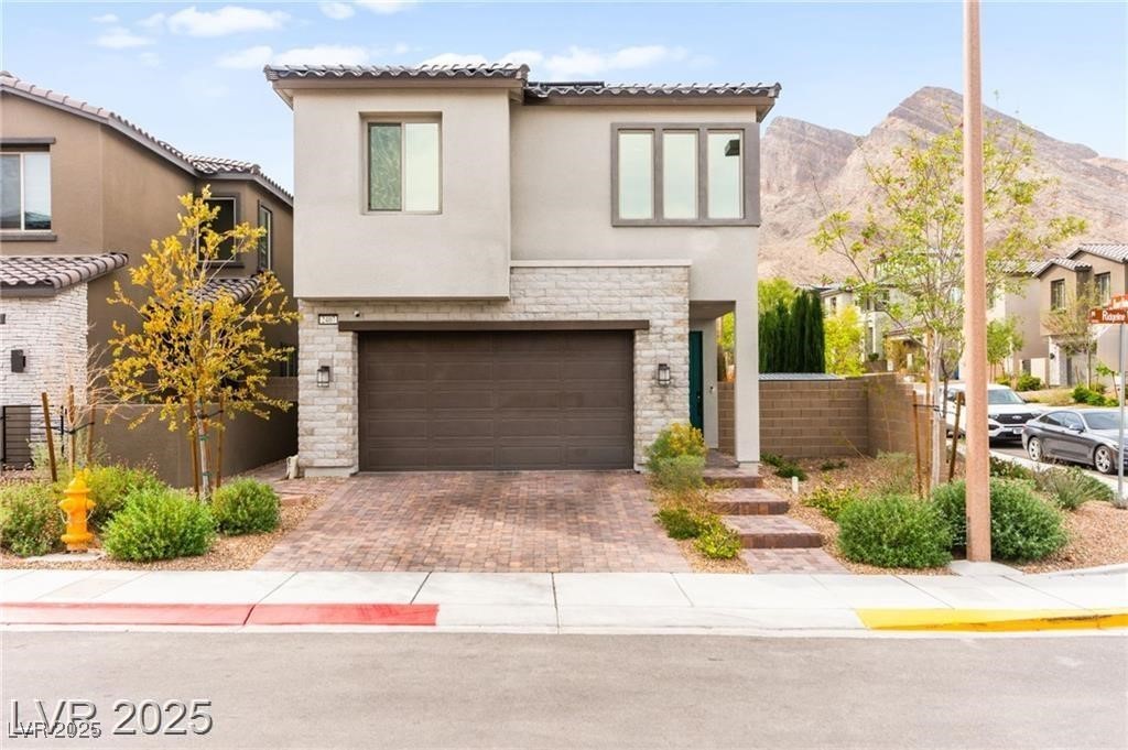 2407 Ridgeline Wash Street