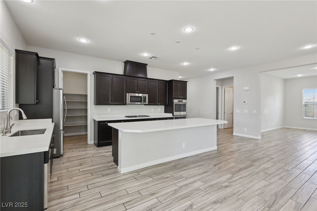 4001 Turquoise Falls Street