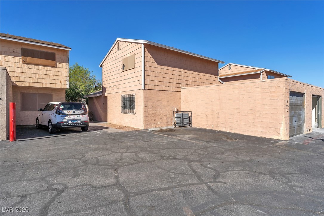 5205 Golden Lane