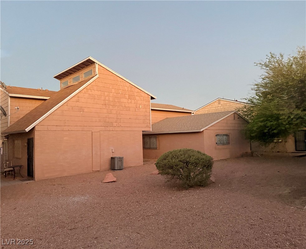 5205 Golden Lane