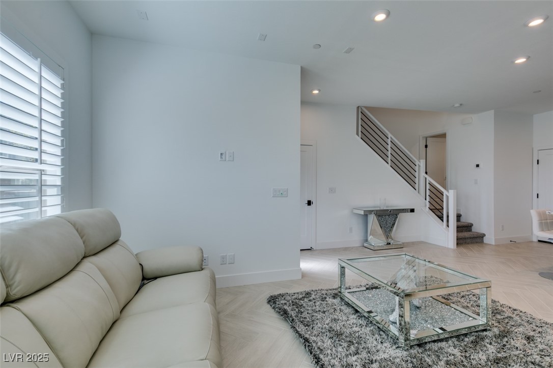 9844 Kings Glen Street