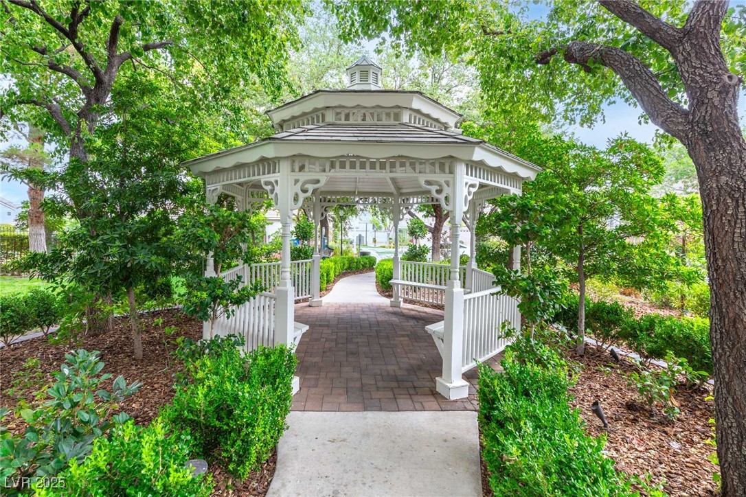 7597 Aspen Color Street