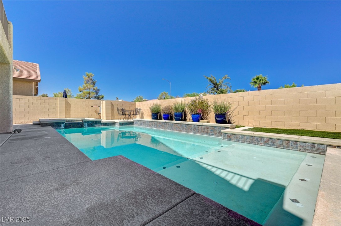 8708 Honey Vine Avenue