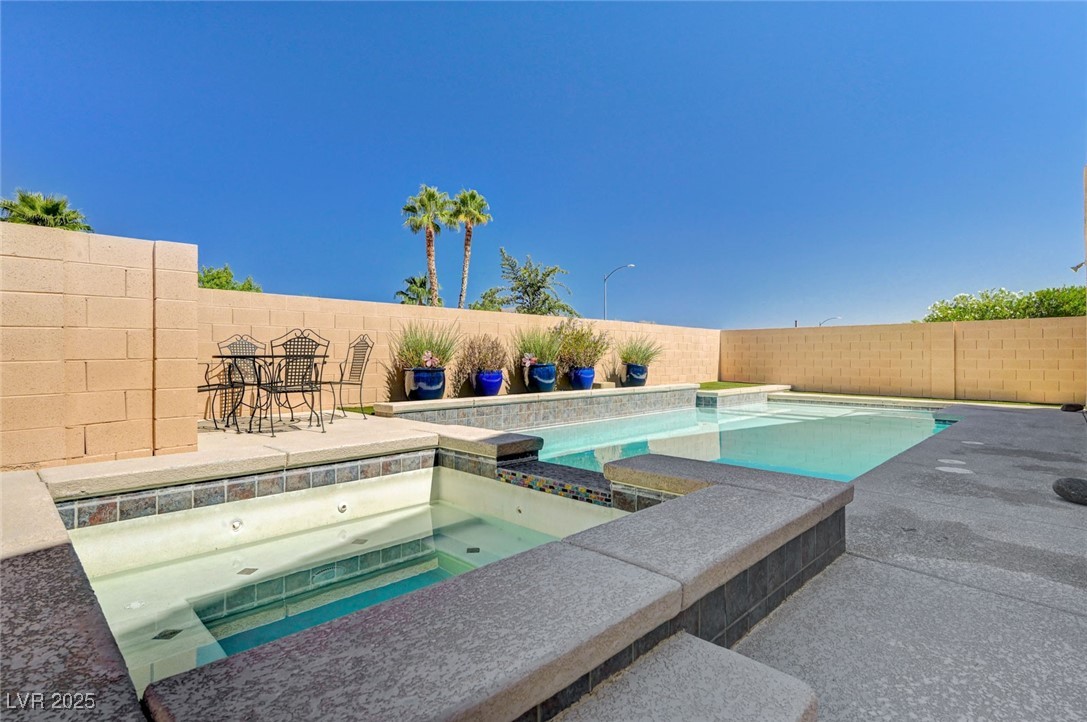 8708 Honey Vine Avenue