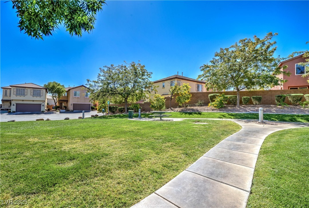 8216 Brilliant Pompon Place