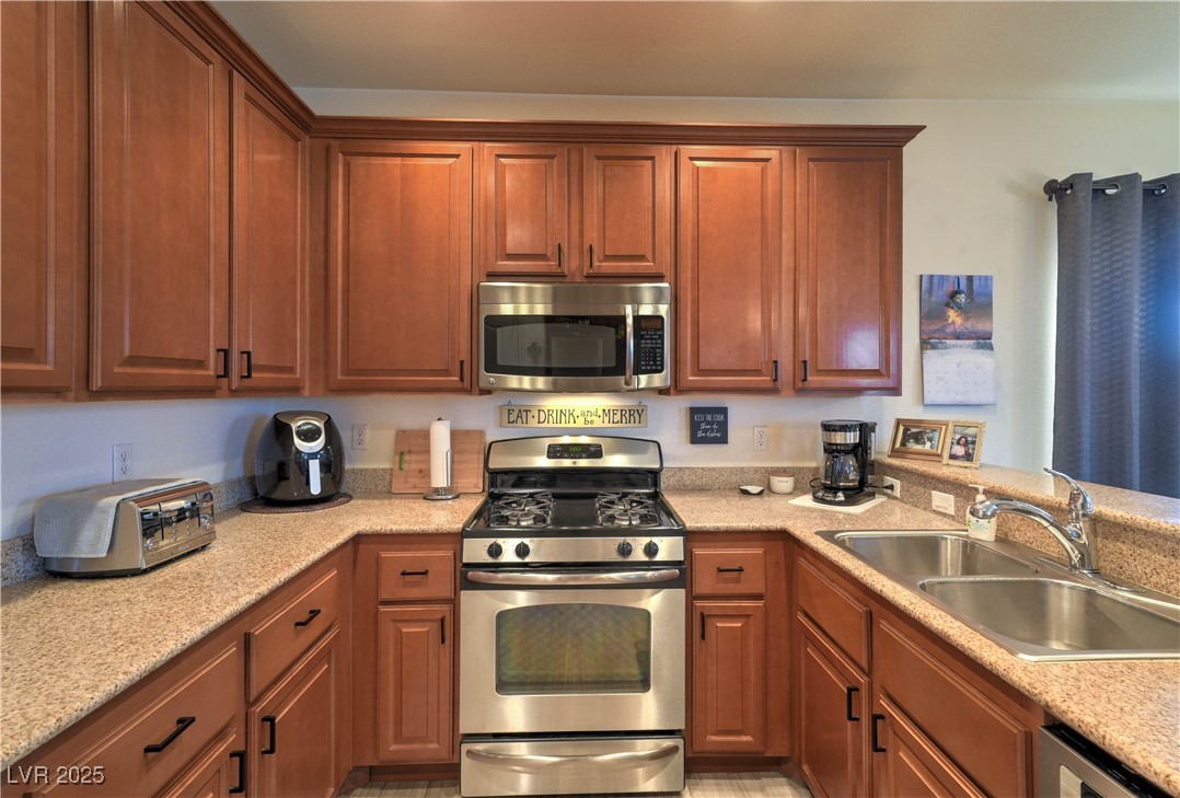 8216 Brilliant Pompon Place