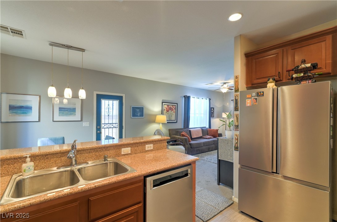 8216 Brilliant Pompon Place