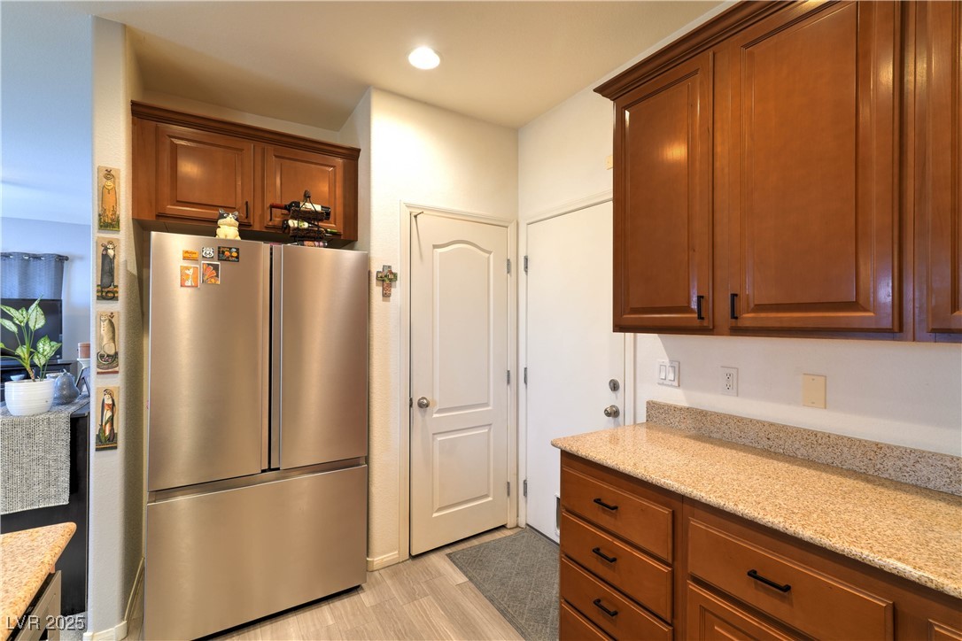 8216 Brilliant Pompon Place