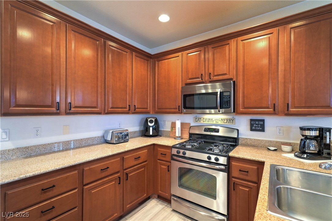 8216 Brilliant Pompon Place