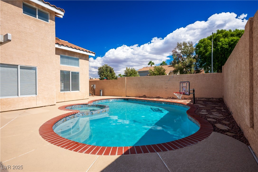 2439 Avenida Flores