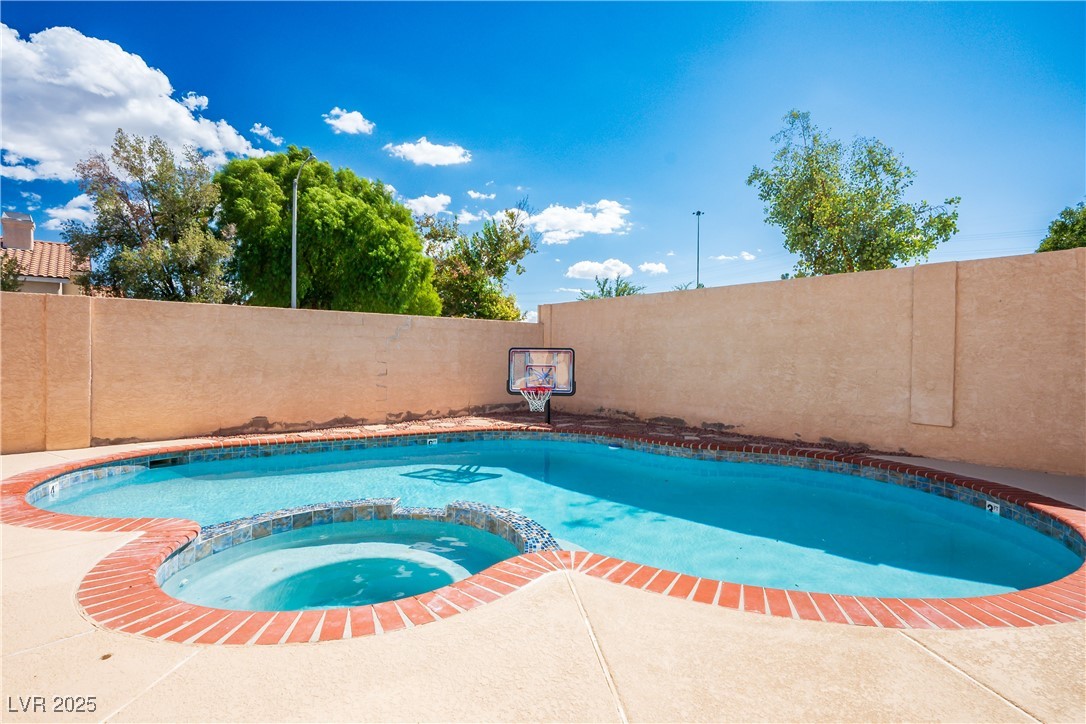2439 Avenida Flores