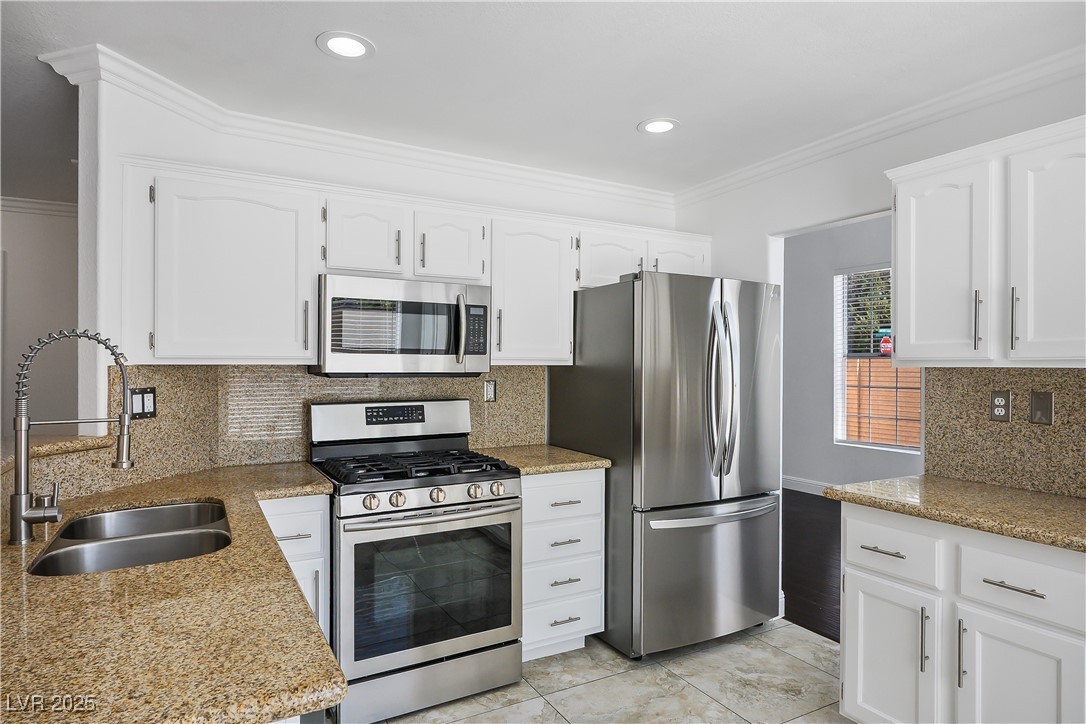 2439 Avenida Flores