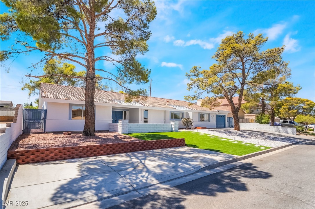 611 East Fairway Road