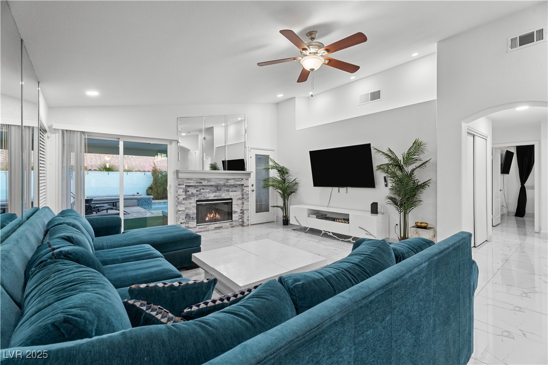 5038 Vista Del Rio Way