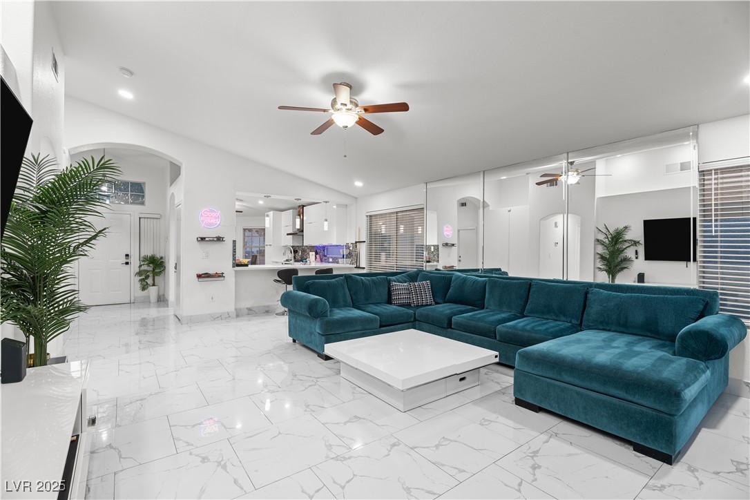 5038 Vista Del Rio Way