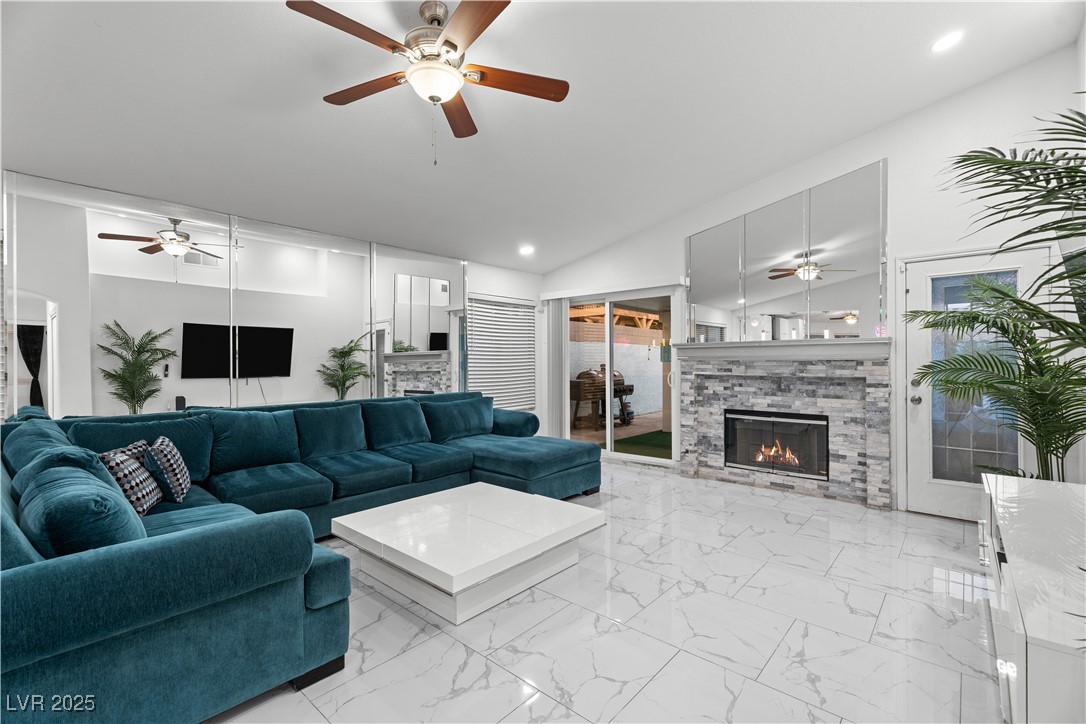 5038 Vista Del Rio Way