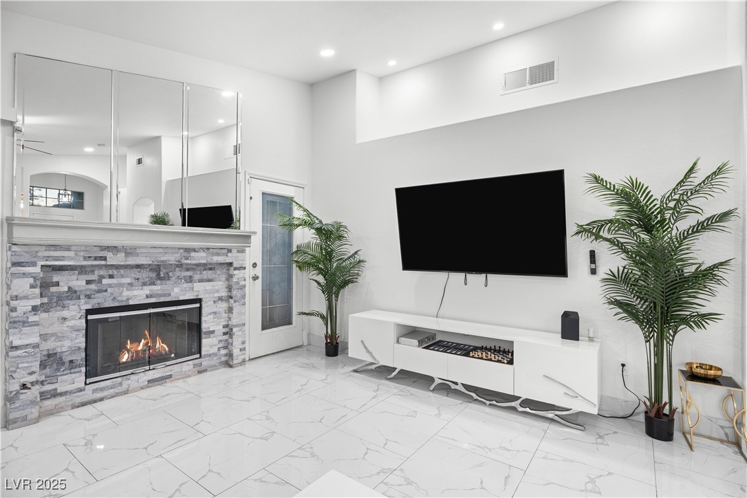 5038 Vista Del Rio Way