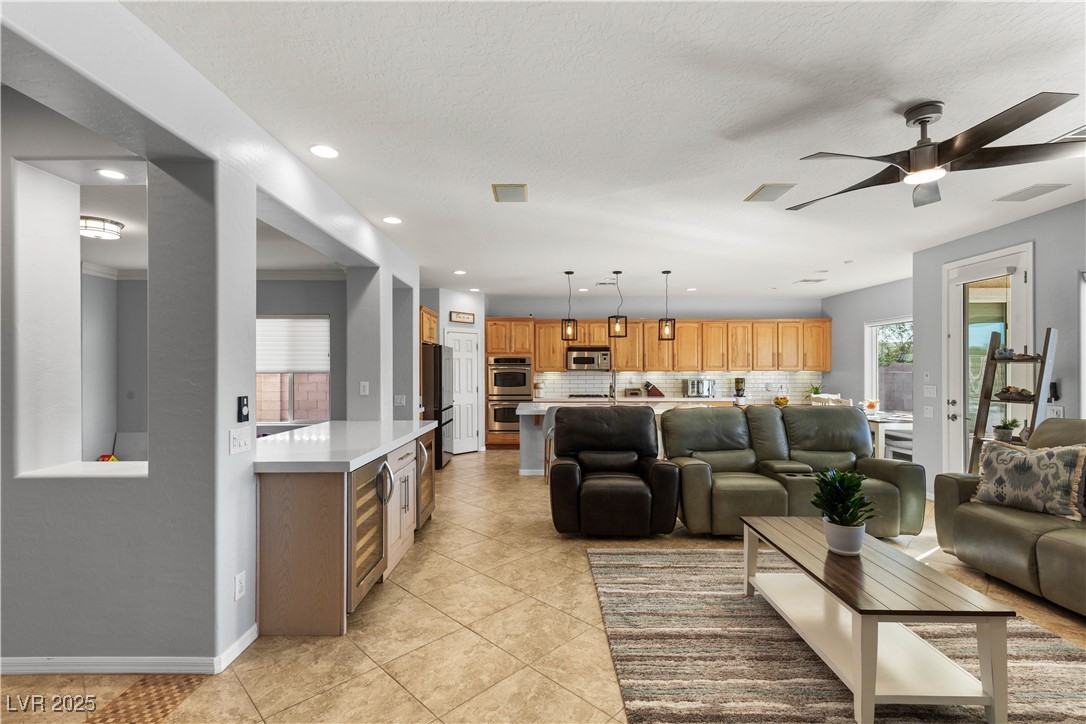 8129 Bay Colony Street