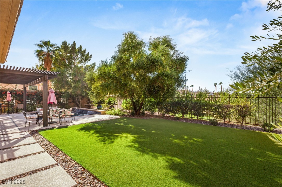 937 Rue Grand Paradis Lane