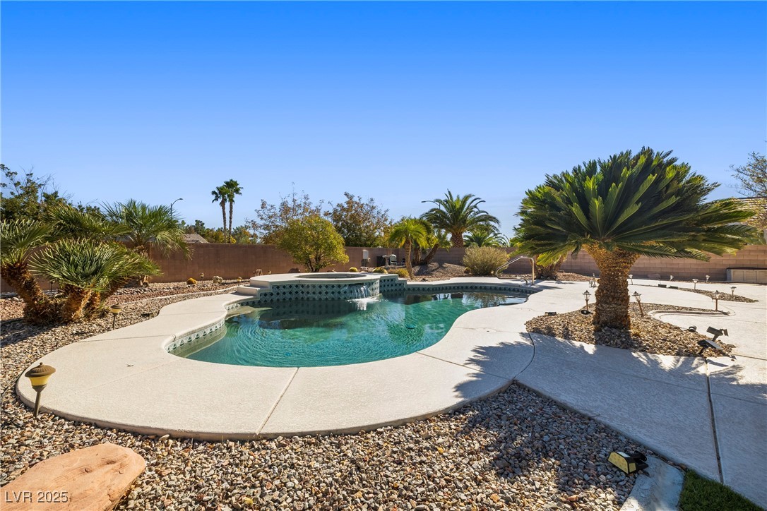 8704 Desert Night Street