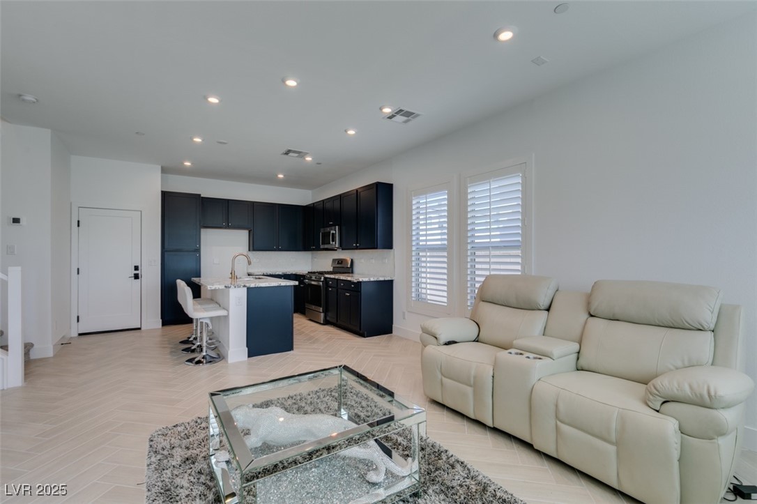 9844 Kings Glen Street