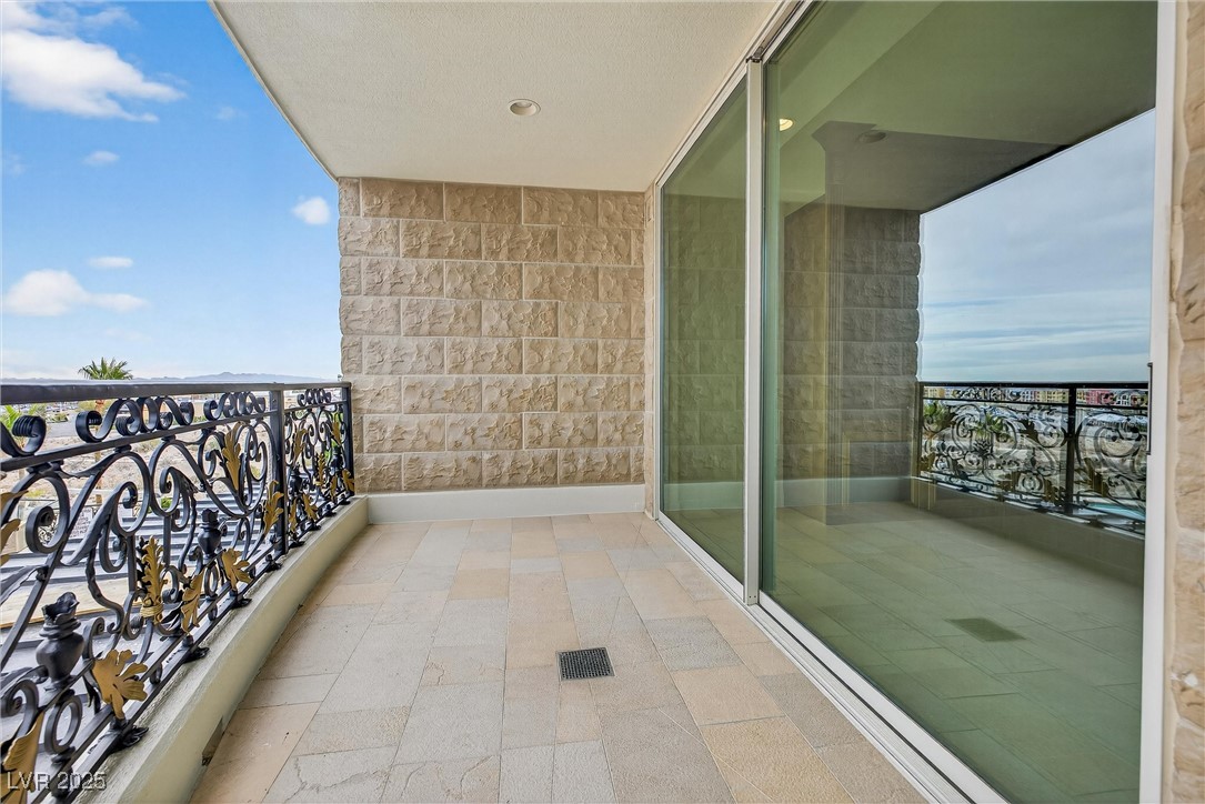 9103 Alta Drive 207