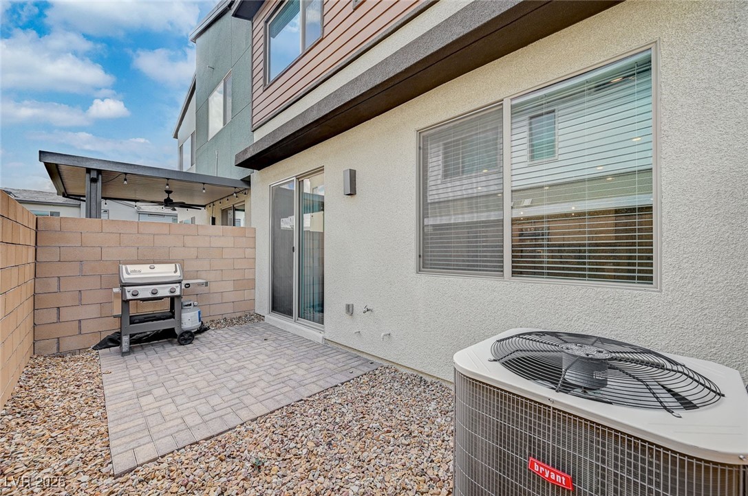 9276 Desert Pearl Avenue