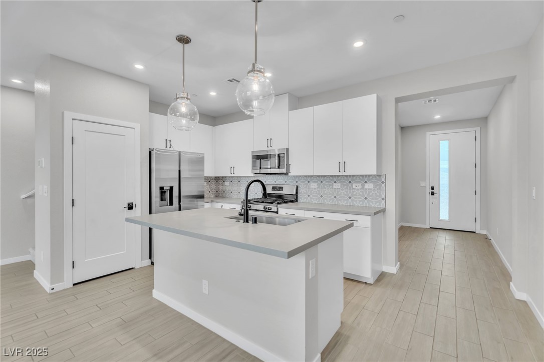 9276 Desert Pearl Avenue