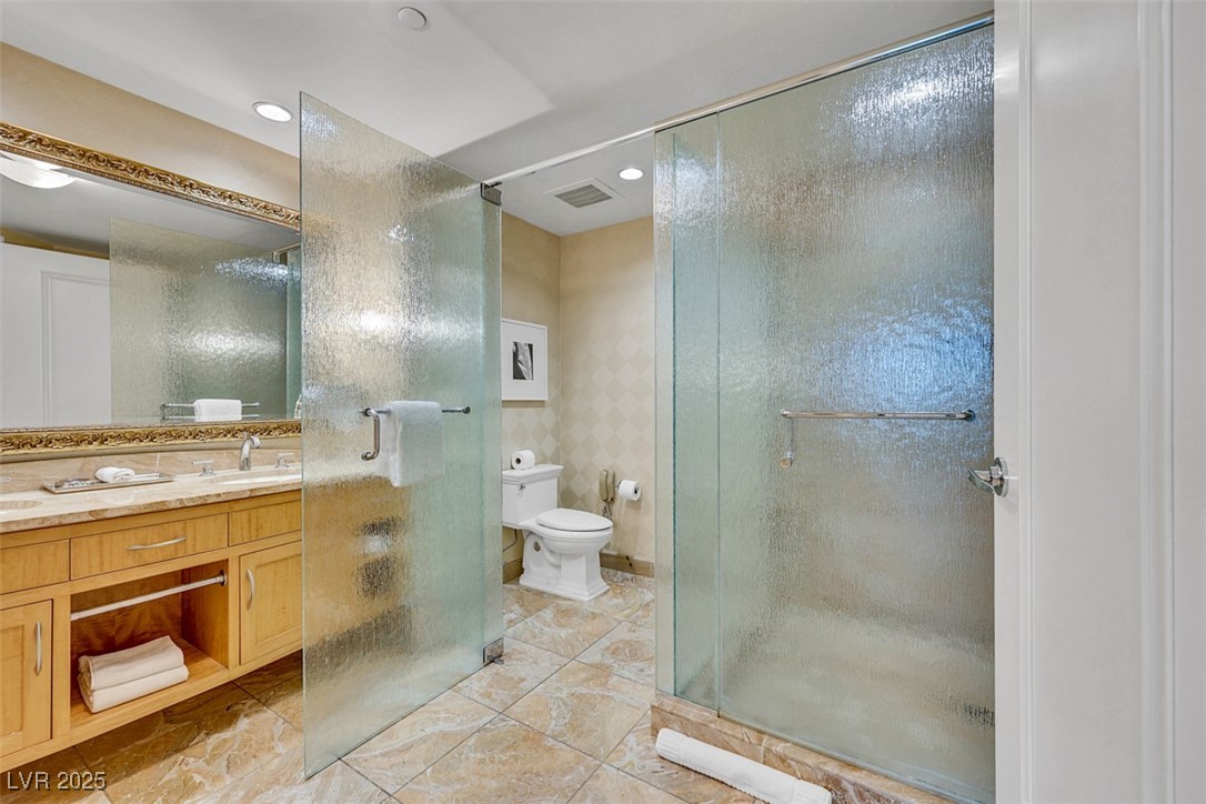 2000 North Fashion Show Drive 2514