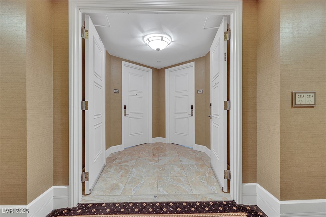 2000 North Fashion Show Drive 2514