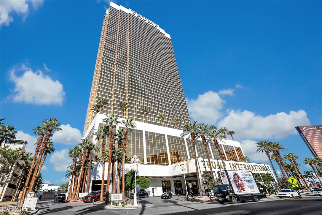 2000 North Fashion Show Drive 2514