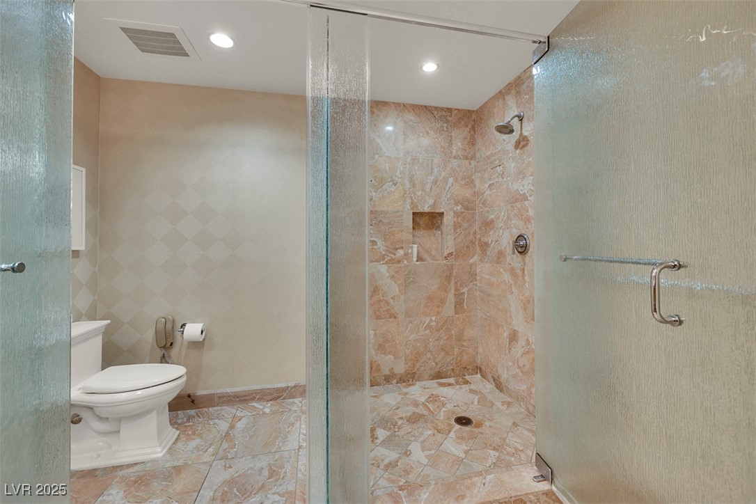 2000 North Fashion Show Drive 2514