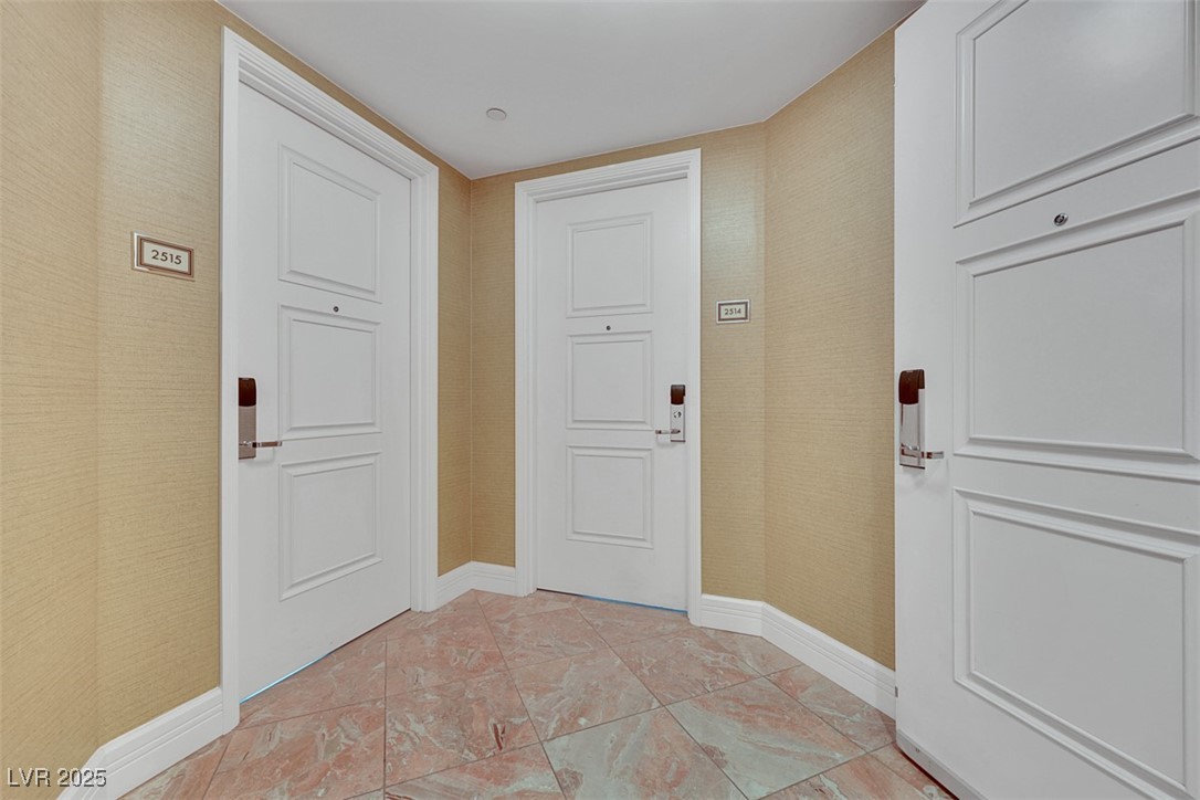 2000 North Fashion Show Drive 2514