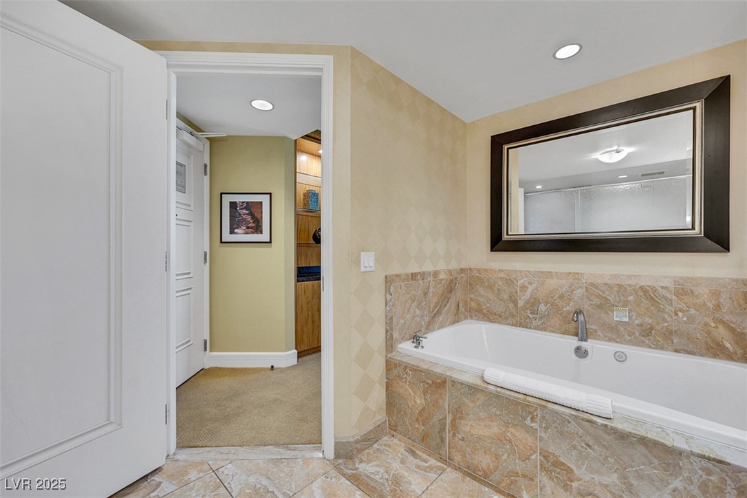 2000 North Fashion Show Drive 2514