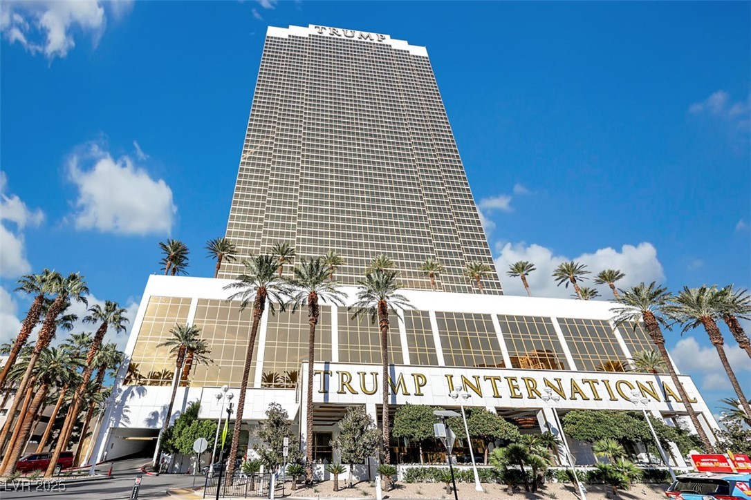 2000 North Fashion Show Drive 2514