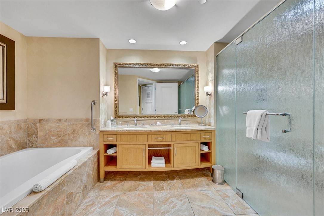 2000 North Fashion Show Drive 2514