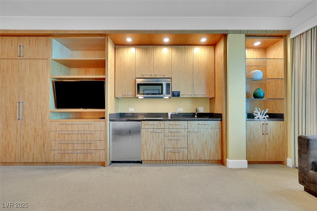 2000 North Fashion Show Drive 2514