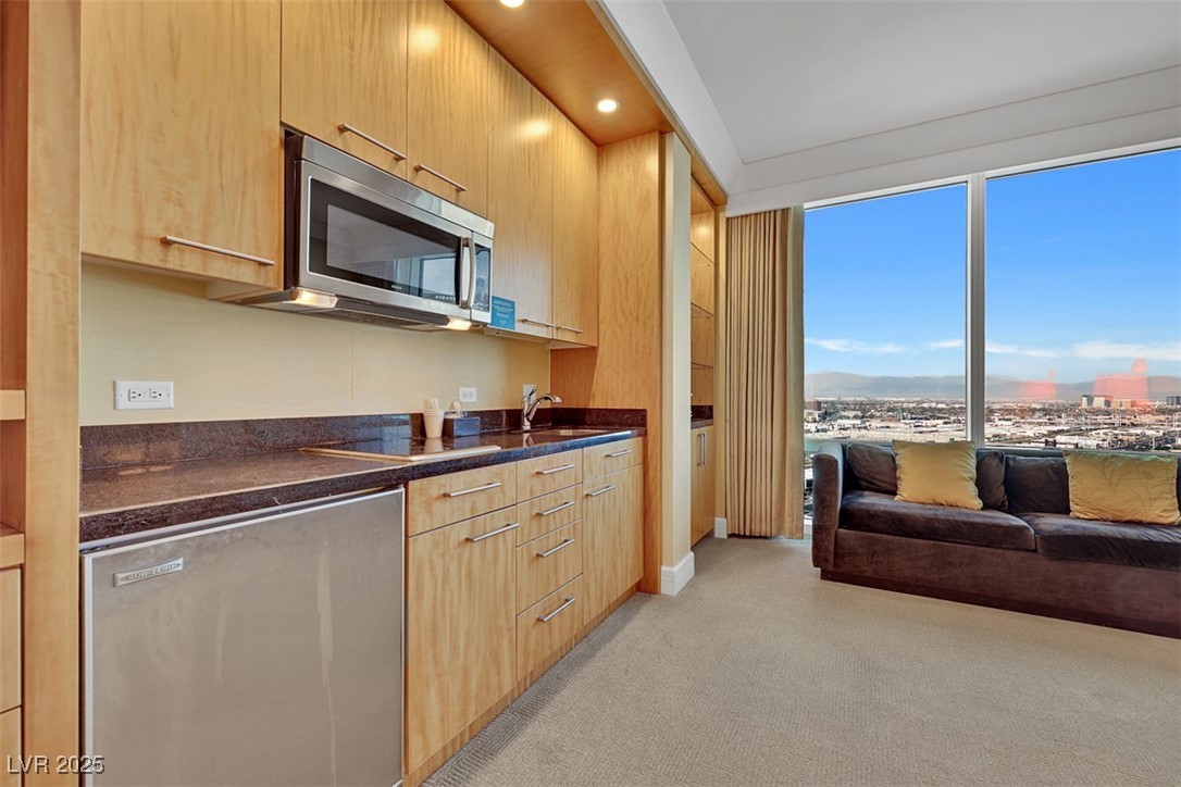 2000 North Fashion Show Drive 2514