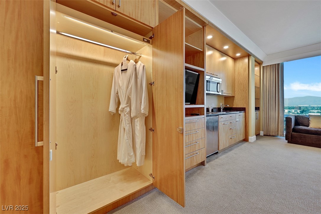 2000 North Fashion Show Drive 2514