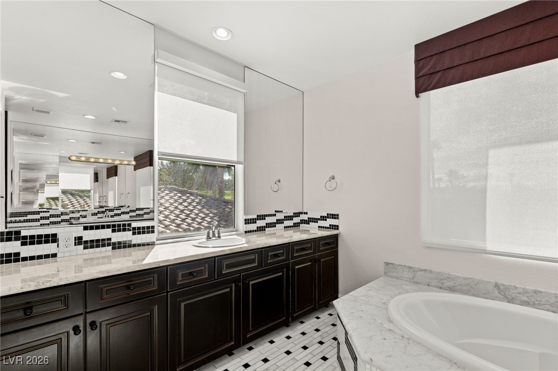 937 Rue Grand Paradis Lane