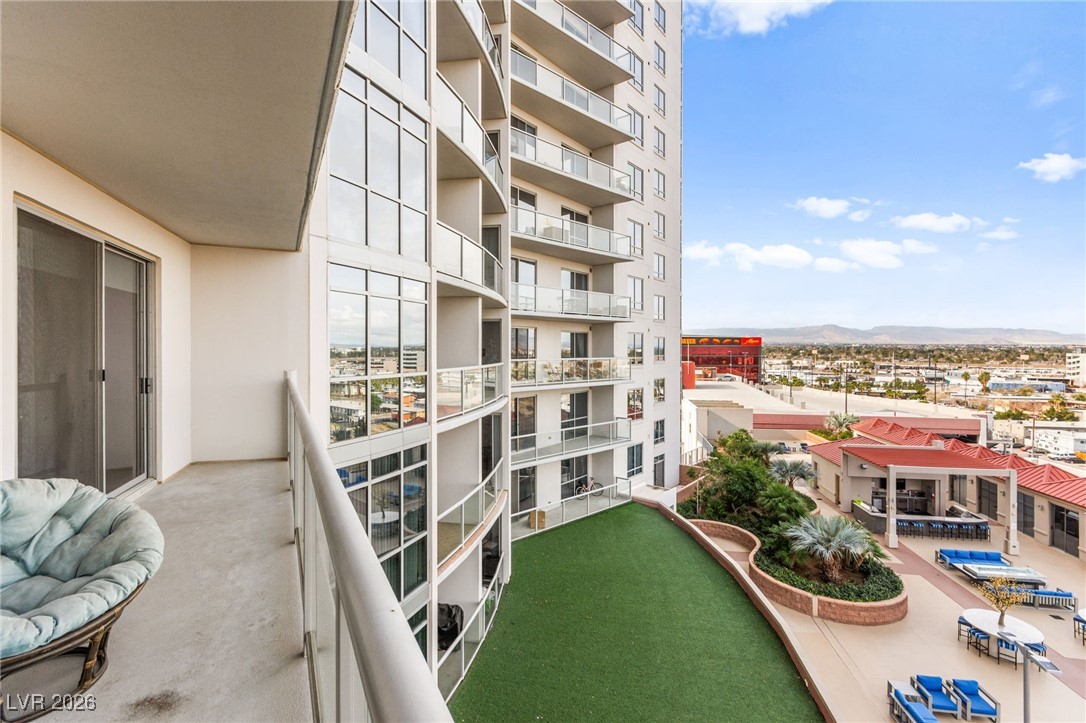 200 West Sahara Avenue 909