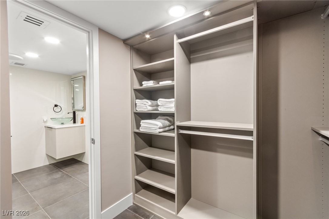 205 East Harmon Avenue 1012