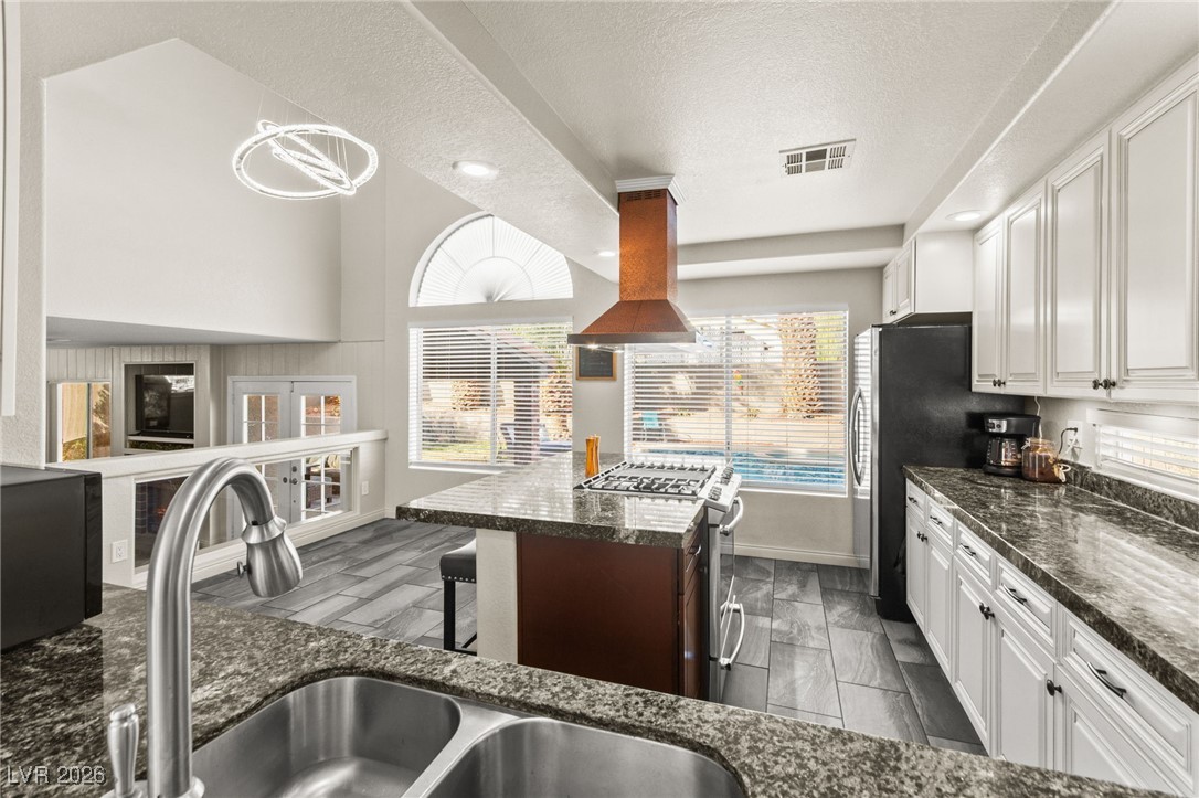 2570 Hummingbird Hill Avenue