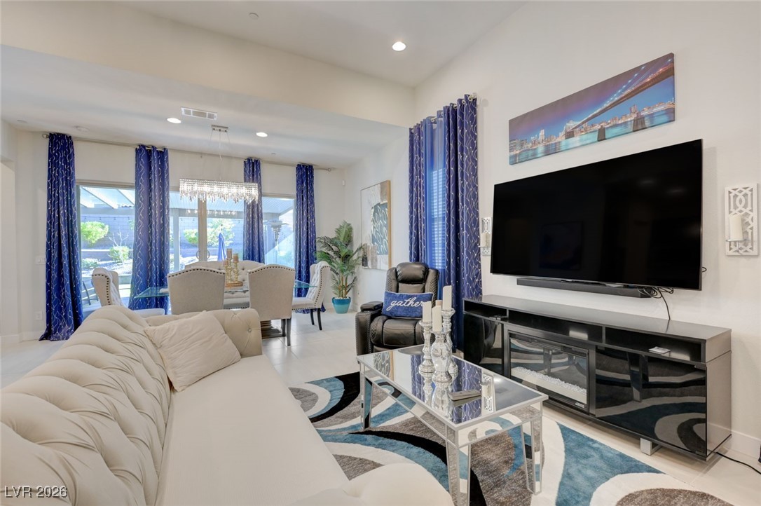 556 Comodo Street