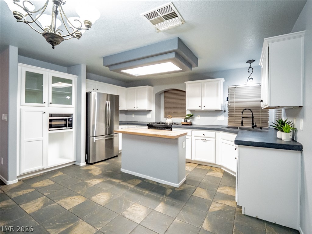 7535 Jacaranda Leaf Street