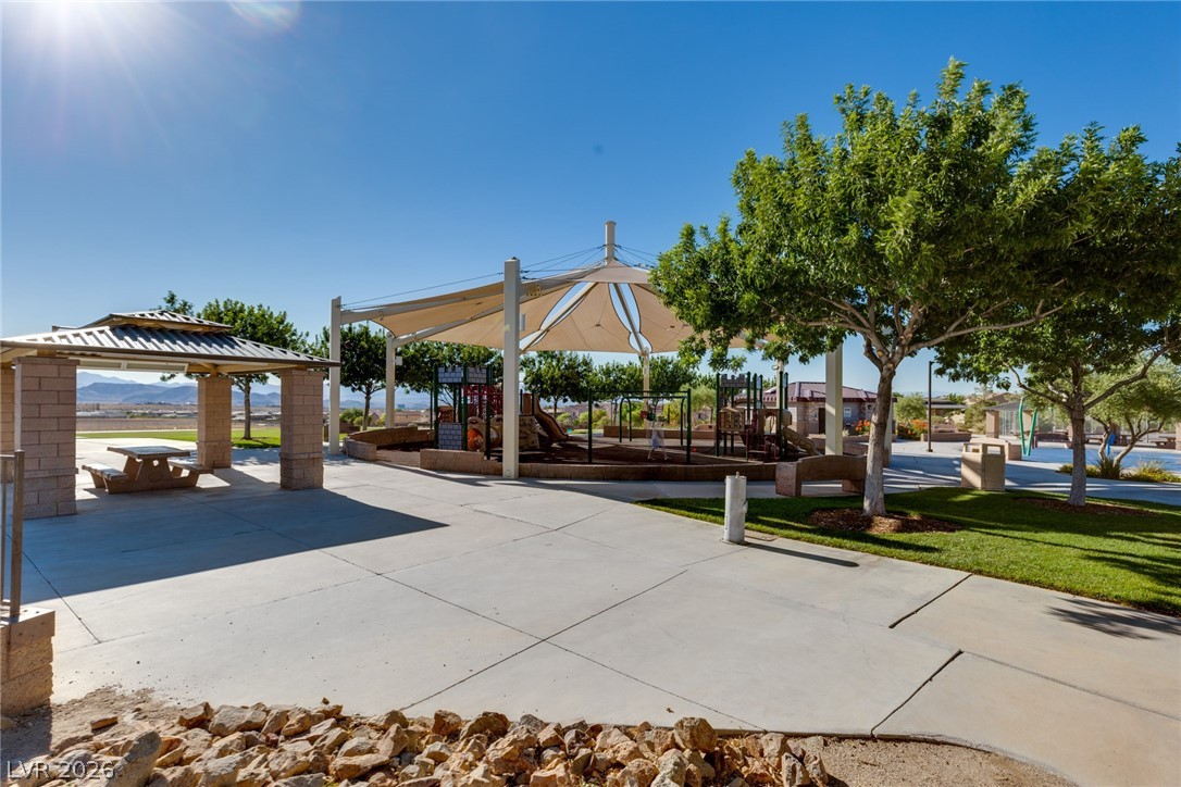 2233 Boutique Avenue